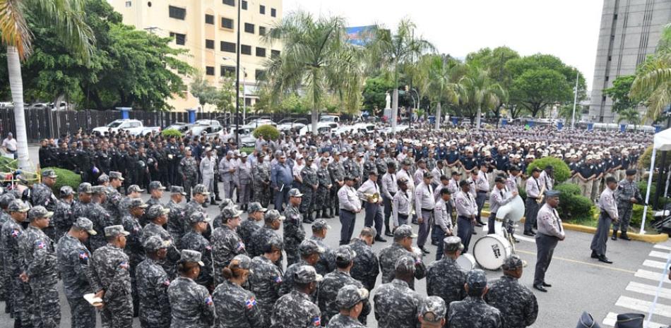 El director de la Policía y el ministro de las Fuerzas Armadas, concentraron ayer el personal que estará en las calles dando servicio durante la Semana Santa. VÍCTOR RAMÍREZ