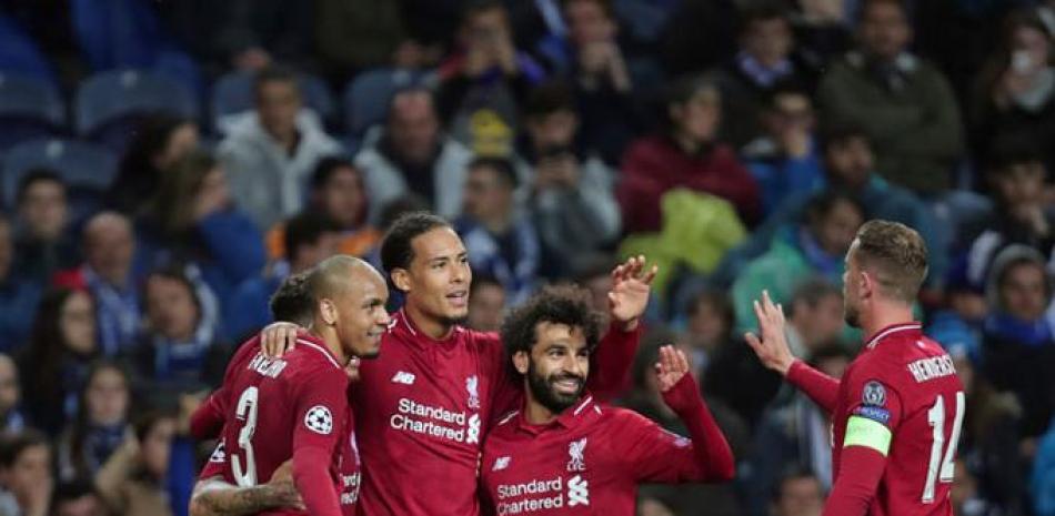 Virgil van Dijk, de Liverpool, celebra con sus compañeros de equipo después de anotar el cuarto gol de su equipo durante los cuartos de final de la Liga de Campeones. /AP