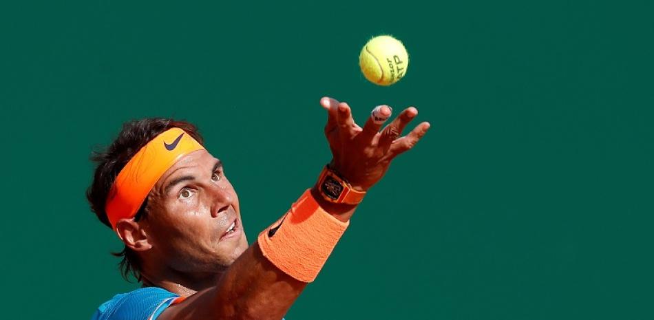 Rafael Nadal se apresta a servir la pelota en el partido de cuartos de final del Masters 1000 de Montecarlo.