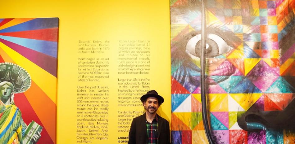 Fotografía cedida por World Red Eye donde aparece el grafitero brasileño Kobra mientras posa durante la inauguración de su exhibición individual.