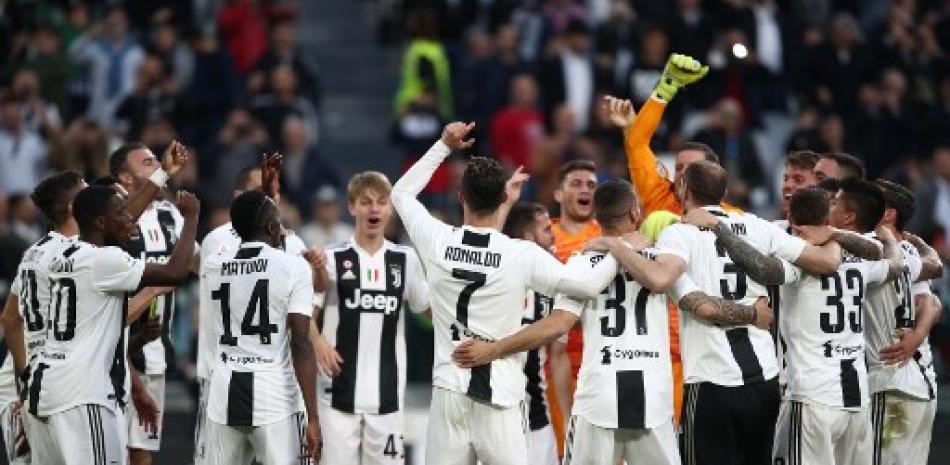 El delantero portugués Cristiano Ronaldo (C) y los jugadores de la Juventus celebran después de que Juventus consiguiera su octavo campeonato italiano consecutivo. Isabella BONOTTO / AFP