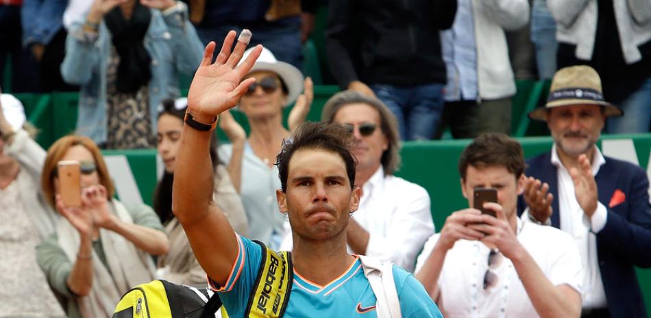 El español Rafael Nadal saluda después de perder la semifinal del torneo Monte Carlo Tennis Masters contra el italiano Fabio Fognini en Mónaco, el sábado 20 de abril de 2019. (AP Photo / Claude Paris)