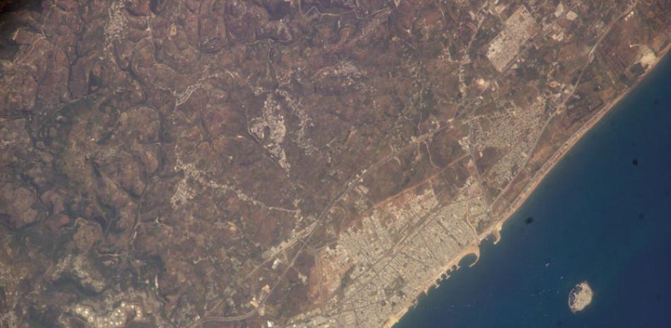 Foto de la ciudad y el puerto de Tartús, de la NASA