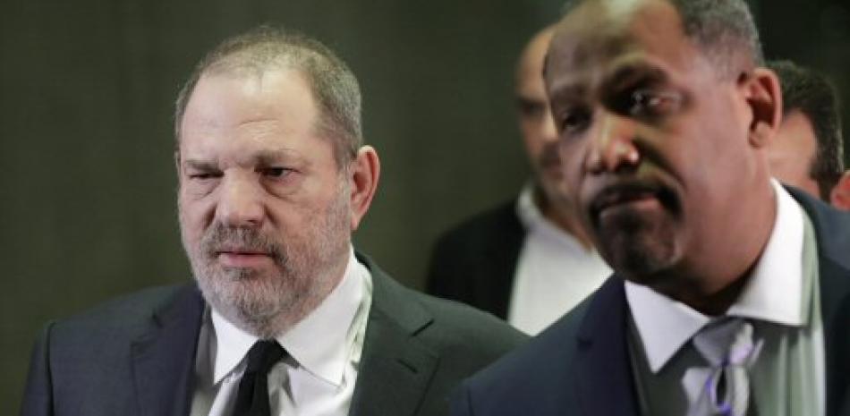En esta foto del 25 de enero del 2019, Harvey Weinstein, a la izquierda, sale de la corte con el abogado Ron Sullivan en Nueva York. (AP Foto/Mark Lennihan, Archivo)