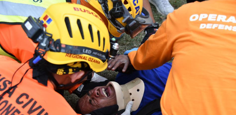 Un joven fue levantado y llevado al hospital por personal de socorro tras caer de una moticicleta ayer en la Avenida España, Santo Domingo Este. GLAUCO MOQUETE.