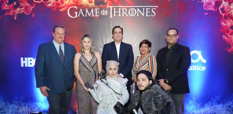Humberto Anderson, Ariana Nuila, Danilo Ginebra, Soraida Soto y Manuel Mueses junto a los personajes Daenerys Targaryen y Jon Snow. CORTESÍA DE ALTICE.