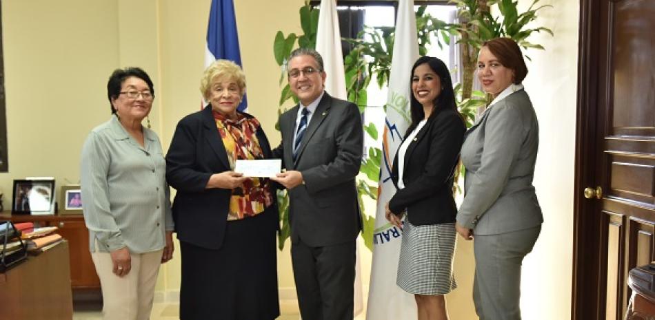 Ligia Leroux, directora de Cruz Roja dominicana, recibe el donativo de manos de Luis Martin Gómez, vicepresidente ejecutivo del Voluntariado Bancentraliano. Les acompañan Noelisa Paula Rojas, Soraya Bautista y Yanery Mora.