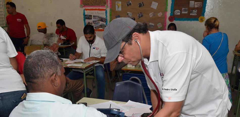 El doctor Ureña durante el operativo. FOTO ORGANIZADORES