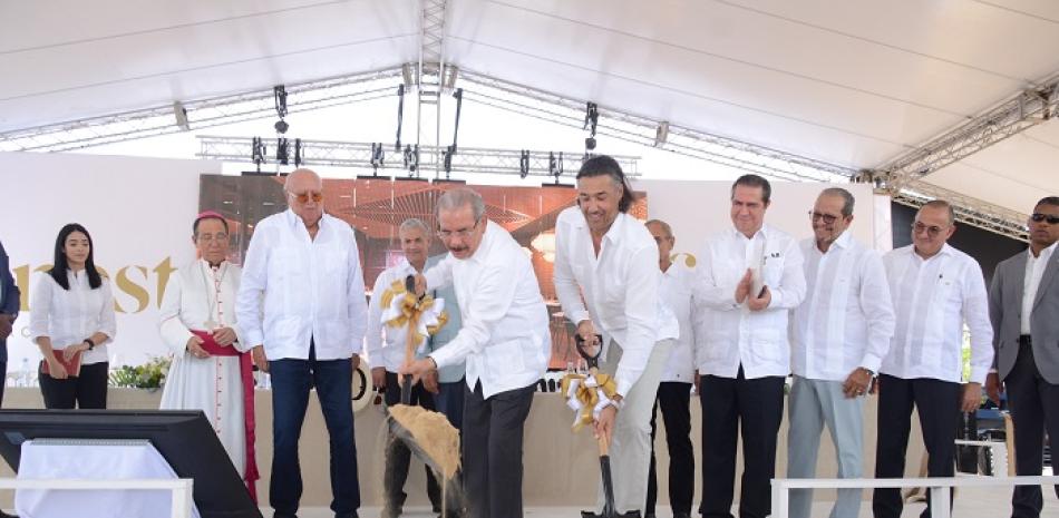 El presidente Danilo Medina y Antonio Montaner junto a otros empresarios durante el primer picazo.