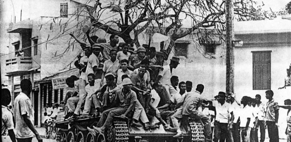 Tras los combates en el Puente Duarte el 27 de abril de 1965, las fuerzas constitucionalistas arrebataron tanques a las tropas que trataron de ocupar la ciudad desde San
Isidro. Luego de hacerse con los blindados, los  constitucionalistas los utilizaron para la toma de la  Fortaleza Ozama, donde operaban los “Cascos Blancos” de la Policía. ARCHIVO