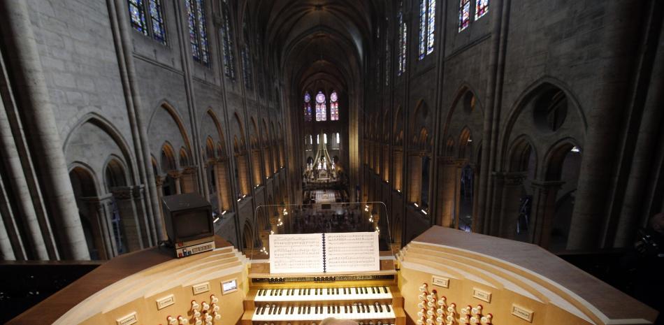 En esta foto de archivo del 2 de mayo de 2013, Philippe Lefebvre, de 64 años, toca el órgano de la catedral de Notre Dame en París. (AP Foto/Christophe Ena, archivo).
