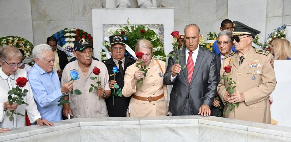 Autoridades y excombatientes entregan Ofrenda Floral en el Altar de Patria / Foto Victor Ramírez
