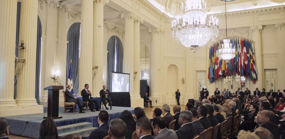 El expresidente Leonel Fernández expone durante el acto en Washington. FUNGLODE