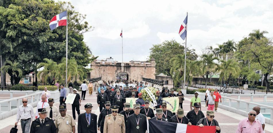 Excombatientes de la Revolución de Abril, y militares, depositaron una ofrenda floral en el Altar de la Patria en conmemoración de la gesta. /VÍCTOR RAMÍREZ