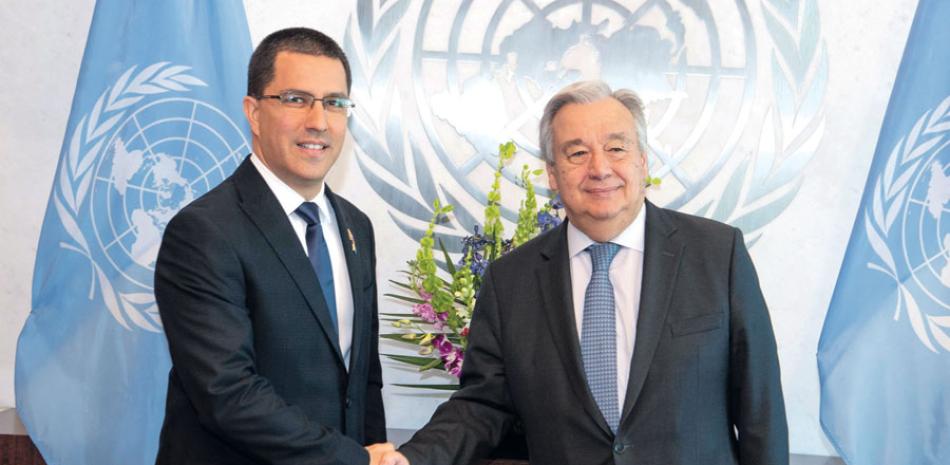 António Guterres (d.) saluda a Jorge Arreaza. EFE