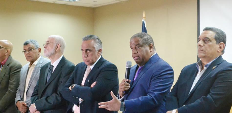 Danilo Díaz habla a la dirigencia sobre los planes de cara a los Juegos Panamericanos de Lima, acompañado de Luis Mejía, Antonio Acosta y Rafael Villalona.
