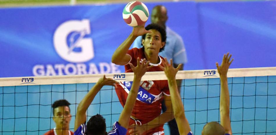 Dawilin Méndez, de República Dominicana, intenta evadir el bloque de tres jugadores de la selección de Nicaragua.