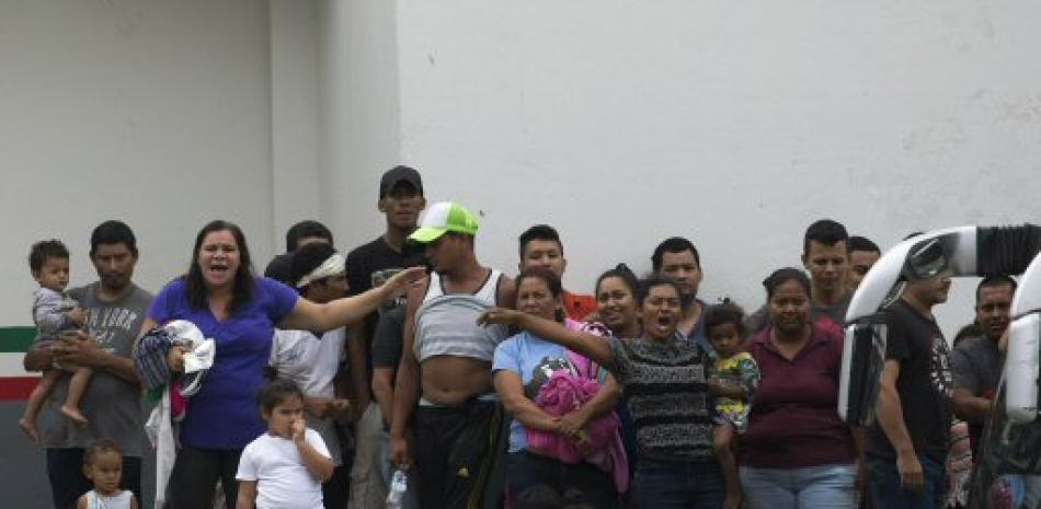 Numerosos migrantes exigen a coro mejores condiciones o su traslado a otra instalación, en un centro de detención en Tapachula, estado de Chiapas, México. Foto AP.