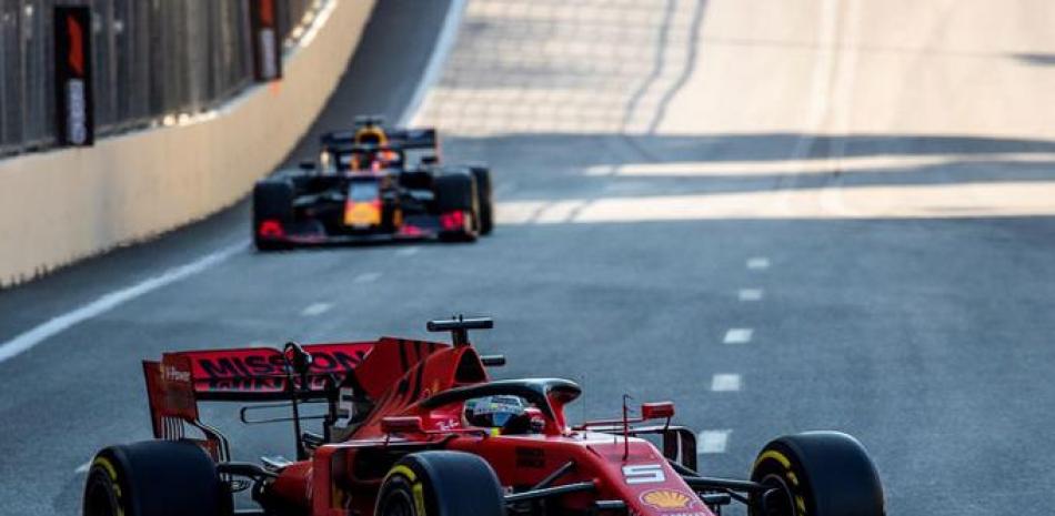 Sebastian Vettel, de Ferrari, conduce su coche en las práctica de ayer. AP