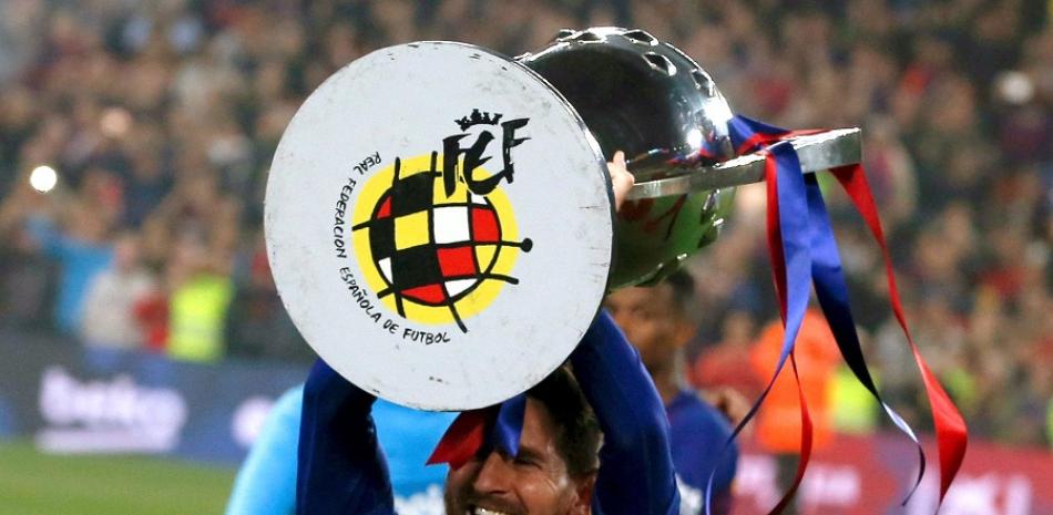 Lionel Messi levanta "la orejona" tras guiar al Barcelona a ganar nuevamente la Liga Santander.