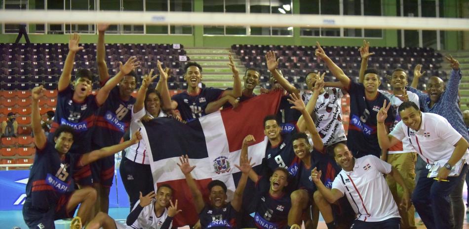 Los jugadores, acompañados por el cuerpo técnico, celebran en medio de la cancha en el sensacional triunfo obtenido sobre Puerto Rico.