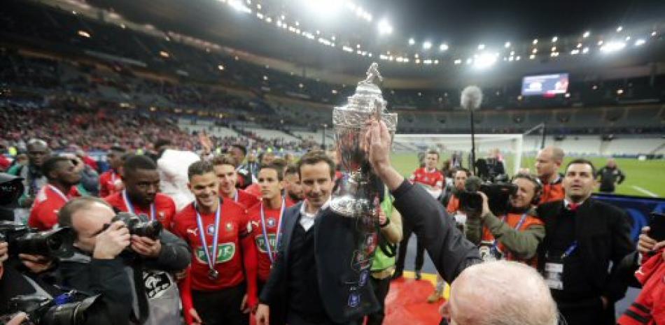 Los jugadores del Rennes con la copa. / AP