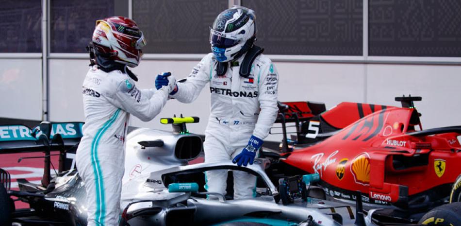 Valtteri Bottas es felicitado por Lewis Hamilton al término de la carrera. AP