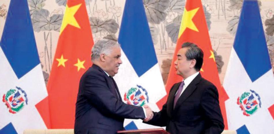 El Consejero de Estado y ministro de Relaciones Exteriores de China, Wang Yi y su homólogo dominicano, el ministro Miguel Vargas firmaron el Comunicado Conjunto, en Beijing. ARCHIVO