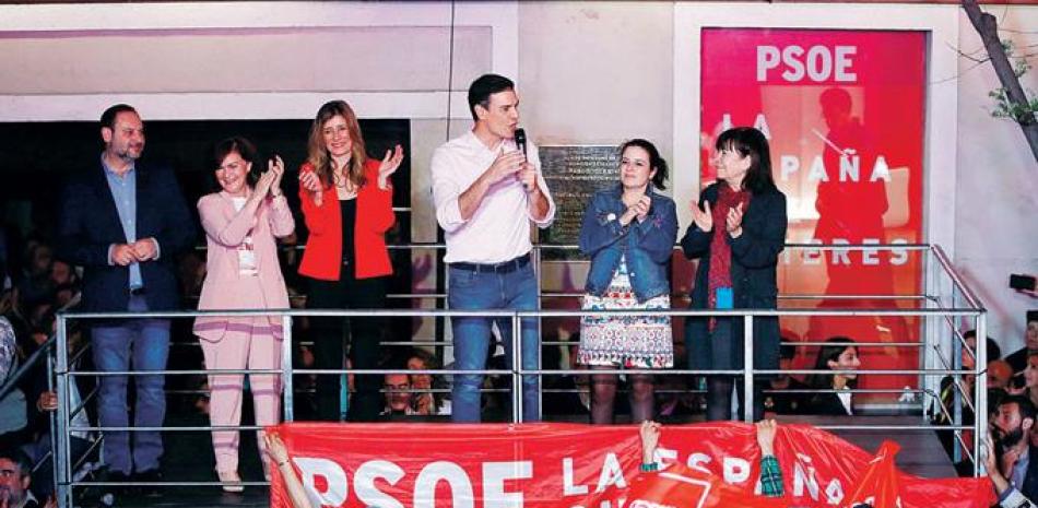 Pedro Sánchez, al centro, durante la celebración de los resultados electorales en la sede del PSOE en la Calle Ferraz de Madrid. EFE