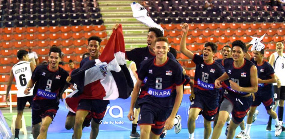 Jugadores del equipo dominicano festejan, bandera en manos, la victoria ante Chile. A estos se unieron autoridades del deporte del país.