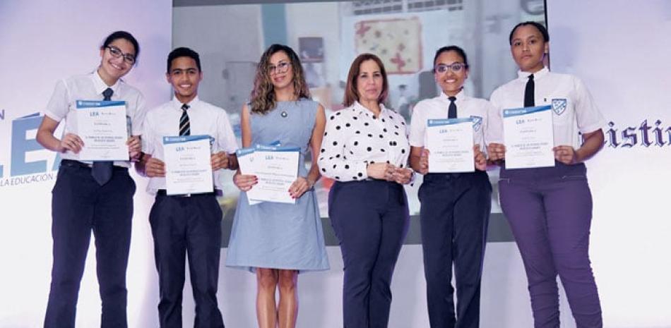 Estudiantes del liceo científico Dr. Miguel Canela Lázaro, ganadores del primer lugar.
