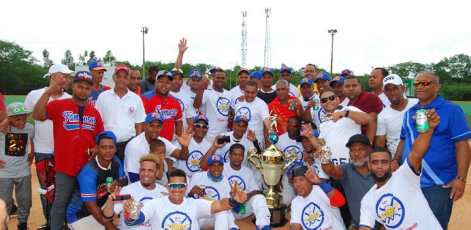 Integrantes del equipo Los Famosos de Tamboril celebran con su trofeo de campeones.