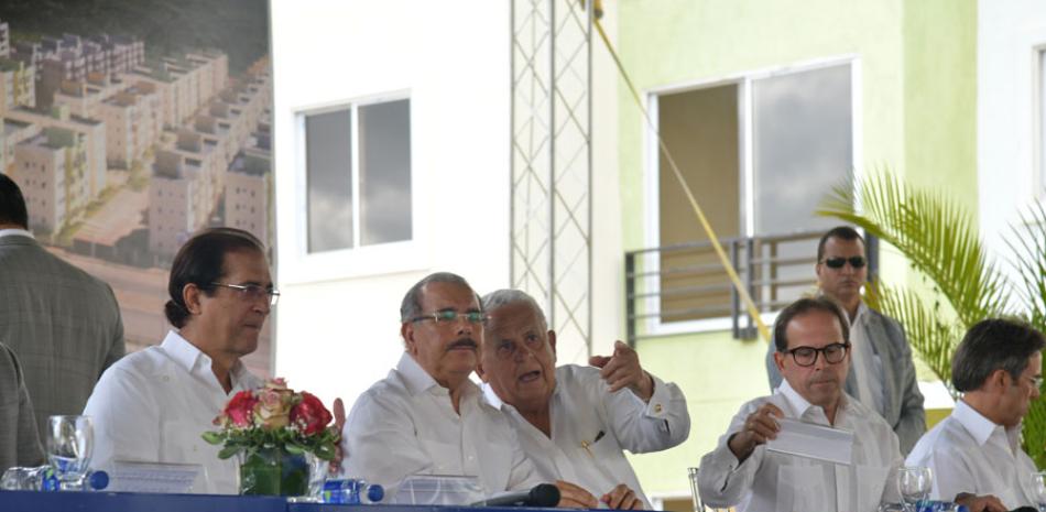 Gustavo Montalvo, el presidente Danilo Medina y el empresario Rafael Bisonó.