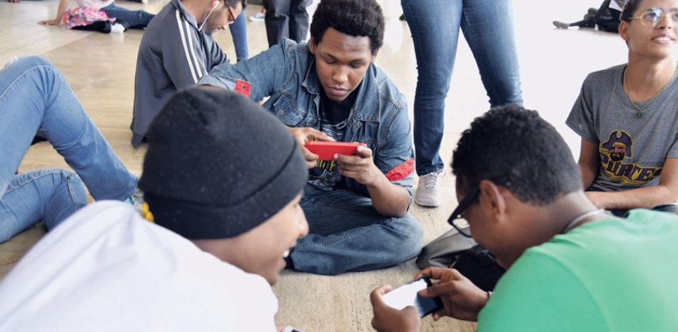 Estudiantes de la UASD se reúnen en sus horas libres en la explanada de la Biblioteca Pedro Mir para jugar “Minecraft”. VÍCTOR RAMÍREZ/LISTÍN DIARIO