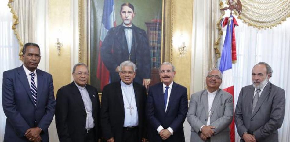 El presidente Danilo Medina junto a monseñor Ozoria, otros obispos y funcionarios. FE