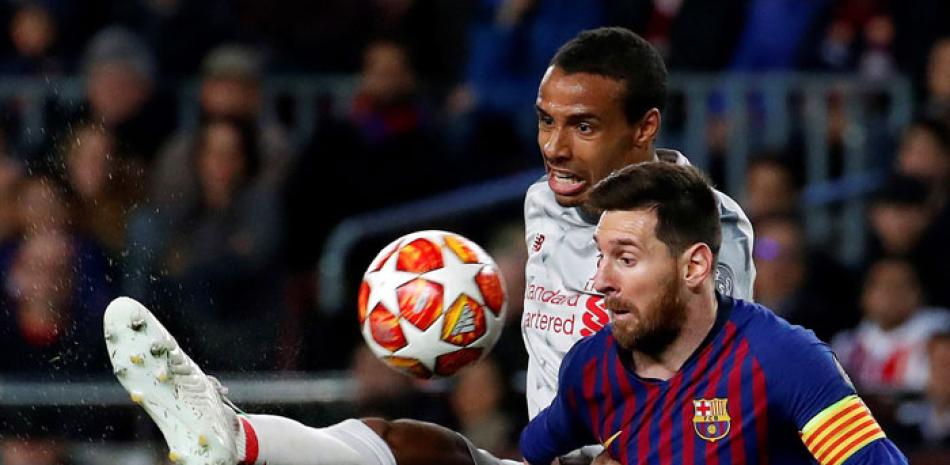 Leo Messi (derecha), disputa el balón ante Fabio Henrique “Fabinho”, durante el encuentro de ida de las semifinales de la Liga de Campeones. EFE