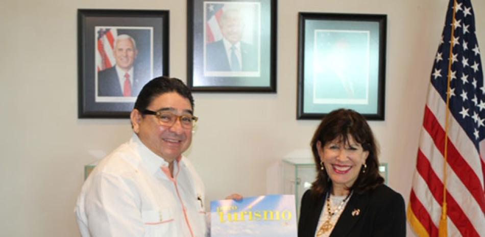 El presidente de la feria, Miguel Calzada León, y la embajadora de EEUU en el país, Robin Bernstein. CTN
