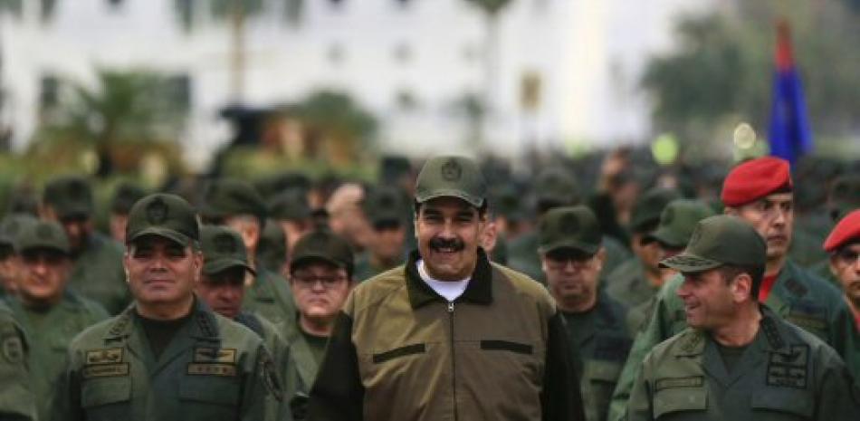 Nicolás Maduro junto a un grupo de militares. Foto: AP.