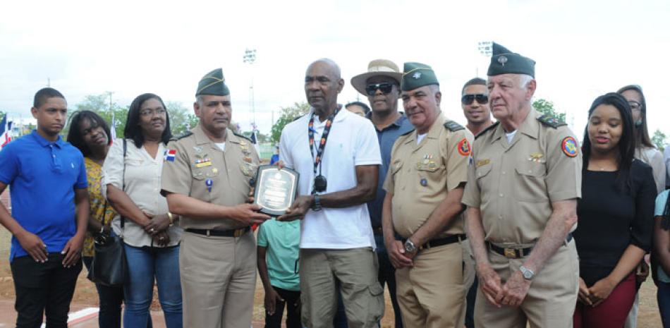 El ministro de Defensa, Rubén Darío Paulino Sem, el comandante del Ejército, mayor general Estanislao Gonell Regalado, y el coronel Kalil Haché reconocen al coronel retirado Elpidio Encarnación. FE