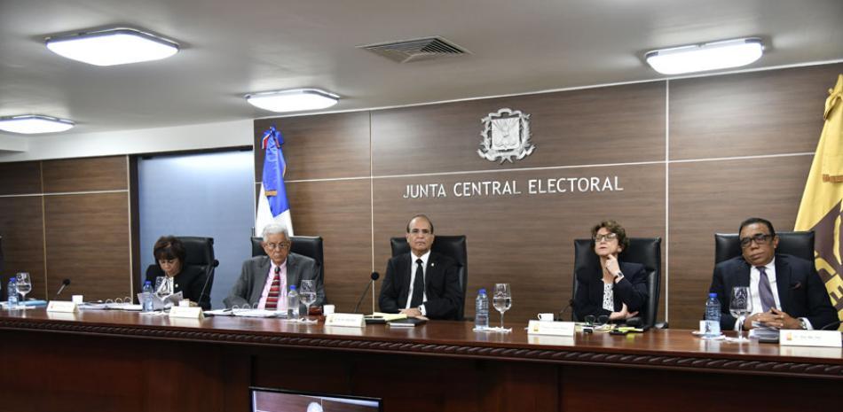 Julio César Castaños Guzmán encabezó ayer una audiencia pública de la JCE.