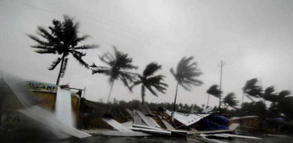 En la imagen, puestos callejeros destrozados por las rachas de viento previas a la llegada del ciclón Fani a las afueras de Puri, en el estado de Odisha, en India, el 3 de mayo de 2019. (AP Foto).