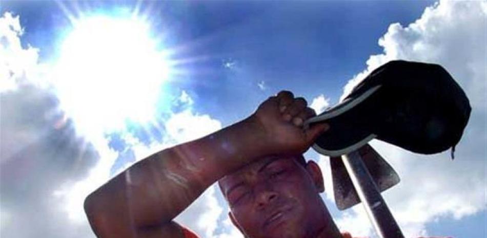 Un hombre sudando con las altas temperaturas de RD. Imagen de archivo.