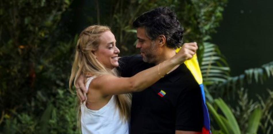 El líder opositor venezolano Leopoldo López abraza a su esposa, Lilian Tintori. Foto AP.
