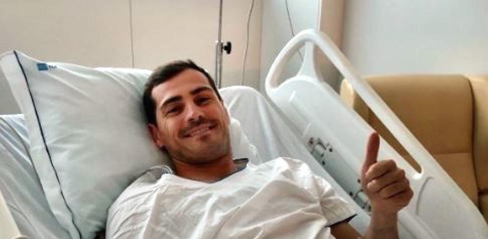 Imagen capturada de la cuenta oficial de Twitter de Iker Casillas que ha pasado su primera noche en el Hospital CUF de Oporto, donde fue ingresado este miércoles tras sufrir un infarto agudo de miocardio, estable y rodeado de su familia, a la espera de que se le hagan nuevas evaluaciones para conocer cómo marcha su recuperación. EFE