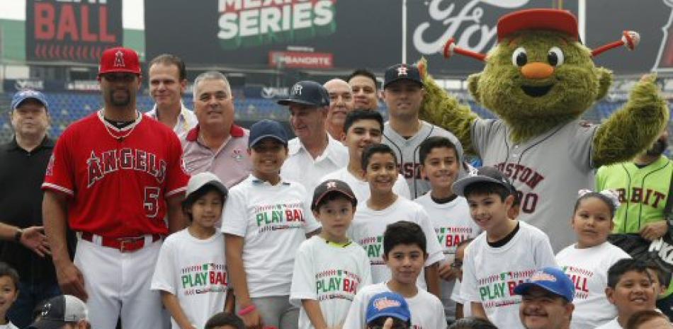 Albert Pujols, el paracorto Aledmys Diaz y las mascota Orbit de los Astros figuran junto a varios niños y otras personalidades durante la estadia de Astros y Anaheim en Monterrey, México.