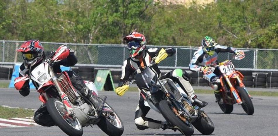 Pilotos de la categoría Súper Moto en acción durante el pasado evento en la pista del Autódromo Petronan. FUENTE EXTERNA