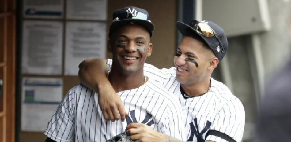 Miguel Andujar recibe el saludo de Gleiber Torres en su reencuentro con los Yankees este sábado