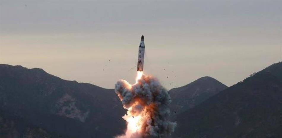 Un misil balistico de medio alcance lanzado al mar hace un tiempo. Imagen de archivo.