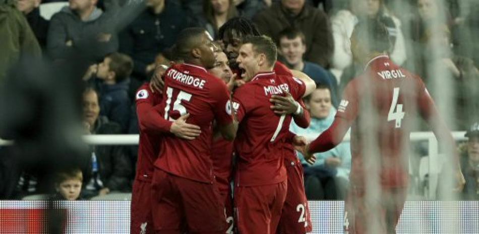 Varios jugadores del Liverpool festejan luego de que marcaran un gol en el triunfo del equipo.