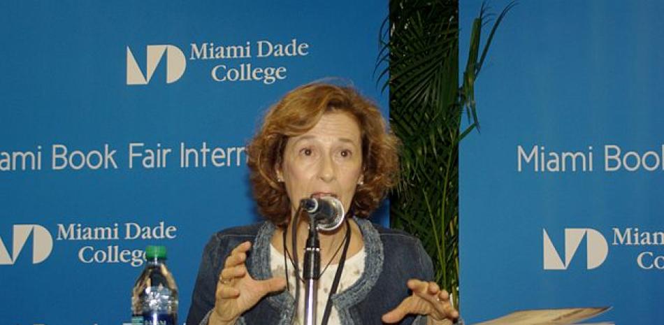 Julia Navarro en la Feria Internacional del Libro de Miami, 2014. Foto Wikipedia.